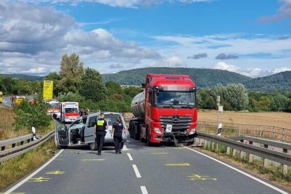 Schwere Unfallstelle mit Polizei, Rettungsdiensten und Bergungsfahrzeugen auf Landesstraße 424.