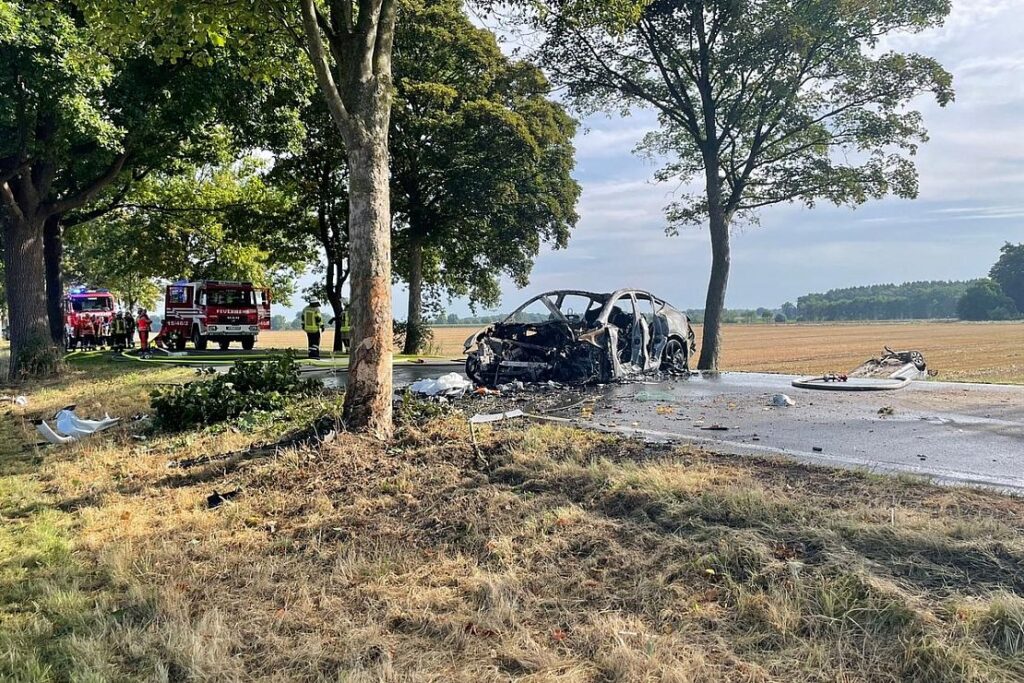 Tödlicher Unfall mit Elektroauto auf L240 bei Huxahl