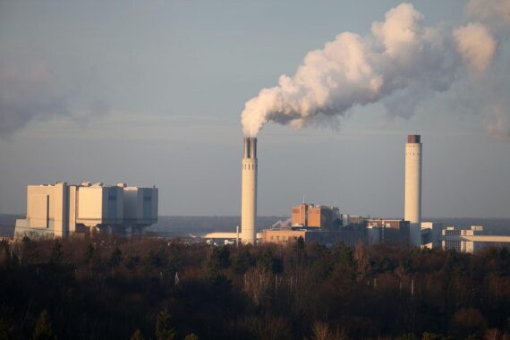 Heizkraftwerk mit rauchenden Schornsteinen, symbolisch für steigende Treibhausgasemissionen in Sachsen-Anhalt.