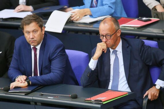 Lars Klingbeil und Friedrich Merz während einer politischen Diskussion in Berlin.