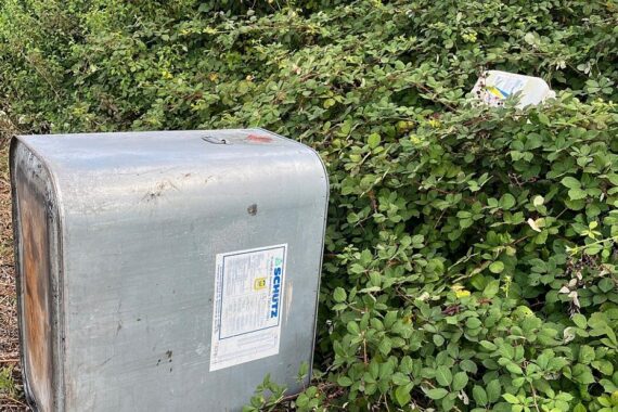Illegale Abfälle im Gebüsch: Öltank, Kanister und unbekannte Behälter entdeckt. Polizei sucht Zeugen.