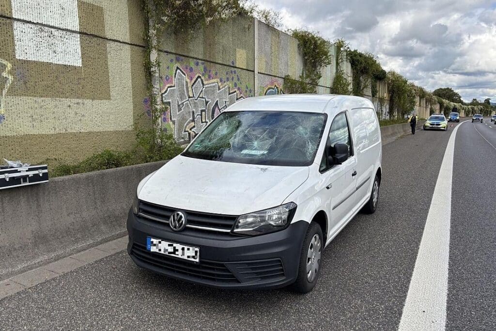 Unbekannte schlagen nach Auffahrunfall auf 30-Jährigen ein