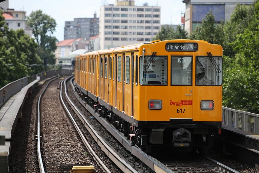 Unbekannter schießt auf U-Bahn in Berlin-Reinickendorf