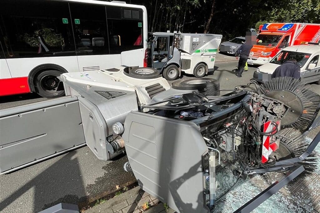 Unfall mit zwei Kehrmaschinen und Linienbus in Duisburg