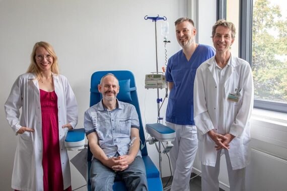 Ärzte und Pfleger in der Gedächtnissprechstunde, Patient erhält neuartiges Alzheimer-Medikament Lecanemab.