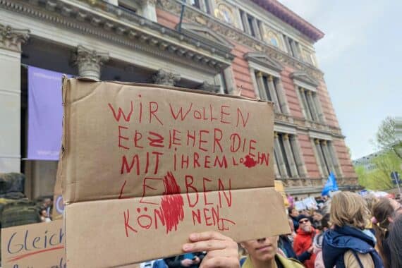 Demonstration von Kita-Beschäftigten für bessere Finanzierung und qualifiziertes Personal in Kitas.