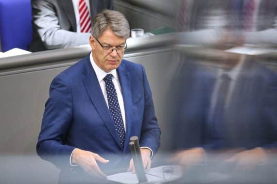 Patrick Schnieder diskutiert im Bundestag über Verkehrsinvestitionen und Haushaltsflexibilität.