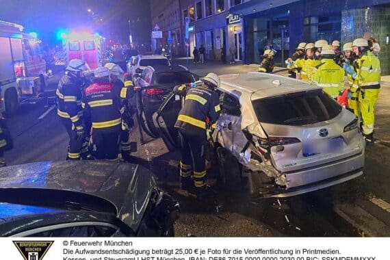 Feuerwehr München rettet verletzten Fahrer nach Verkehrsunfall in der Sonnenstraße.