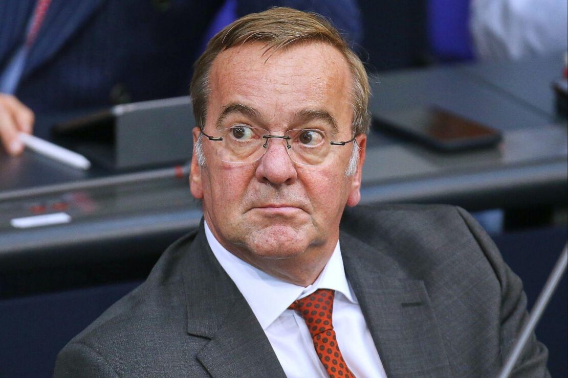 Verteidigungsminister warnt vor Krieg im Weltraum