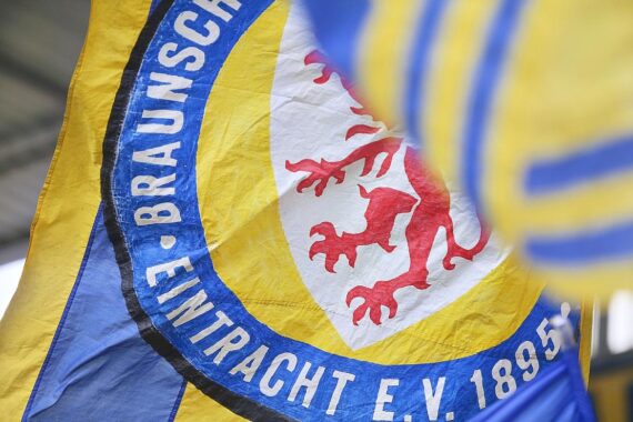 Braunschweig-Fahne vor Verwaltungsgericht, symbolisiert Konflikt zwischen Fans und Bundespolizei nach Spiel.