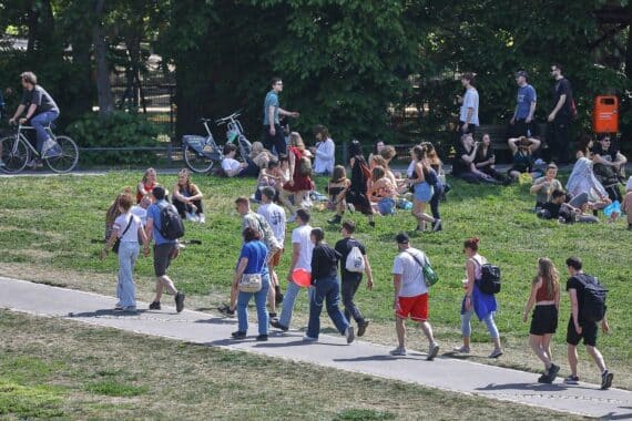 Junge Leute genießen sonniges Wetter im Freien mit Temperaturen bis zu 32 Grad.