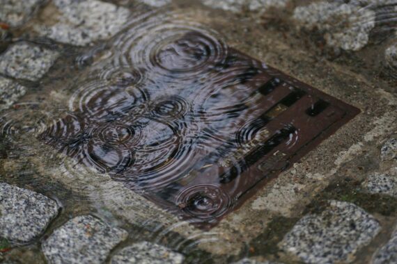 Trübes, regnerisches Wetter mit Wolken, Regen und kühlen Temperaturen in Baden-Württemberg.