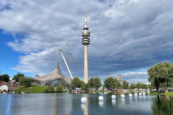 München: Nebel, Regen und wechselhaftes Wetter im Olympiapark, Temperaturen zwischen 7 und 22 Grad.