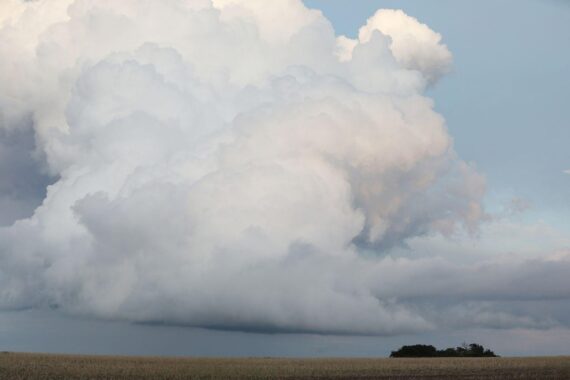 Wechselhaftes Wetter mit Wolken, Sonne, eventuell Gewittern und Nebel über bayerischer Landschaft.