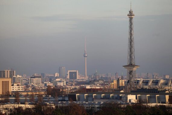 Berliner Funkturm und Fernsehturm, symbolisieren wechselhaftes Wetter und Temperaturen zwischen 20-24 Grad.