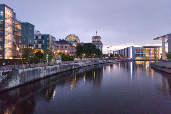 Helles Regierungsviertel in Berlin, Sonne strahlt, angenehme Temperaturen, bevor Wetterumschwung droht.