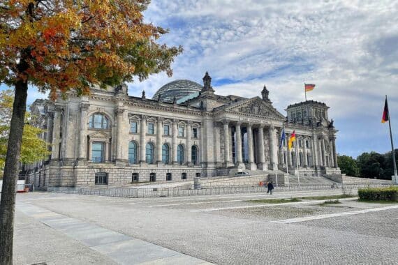 Reichstagsgebäude mit wechselhaftem Wetter und Wolken über Berlin und Brandenburg.