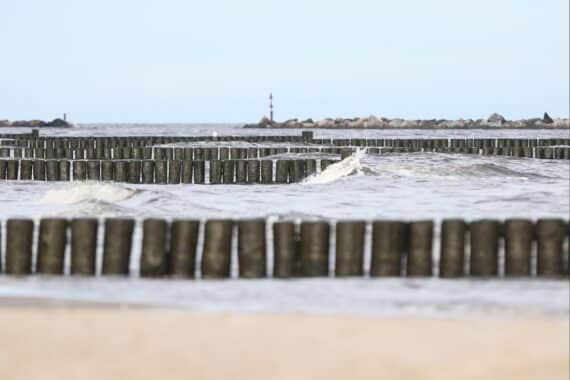 Sonniger Küstenschutz mit maritimem Hintergrund, symbolisiert Wetterzustand in Mecklenburg-Vorpommern.