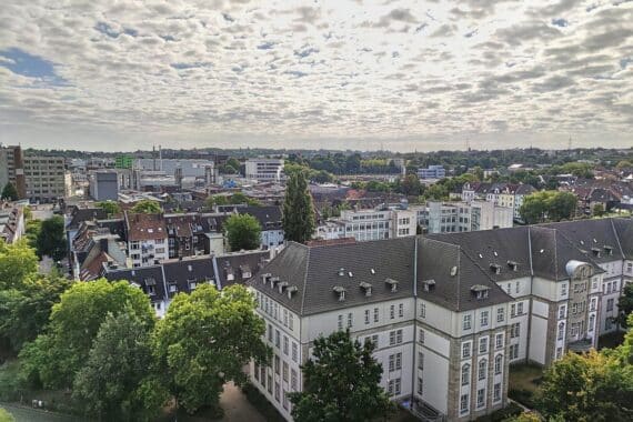 Stadtpanorama von Essen bei wechselhaftem Herbstwetter mit Wolken und kühleren Temperaturen.