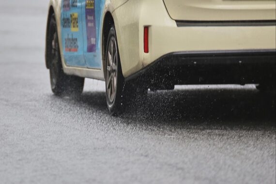 Regen über Rheinland-Pfalz, Gewittergefahr, Temperaturen 16-20 Grad, wechselnd bewölkt, starker Wind.