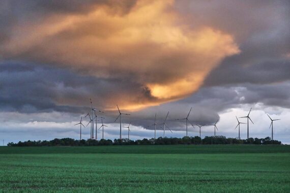 Windräder im Sturm, wechselnde Bewölkung, hohe Böen, stürmisches Wetter in Sachsen-Anhalt.