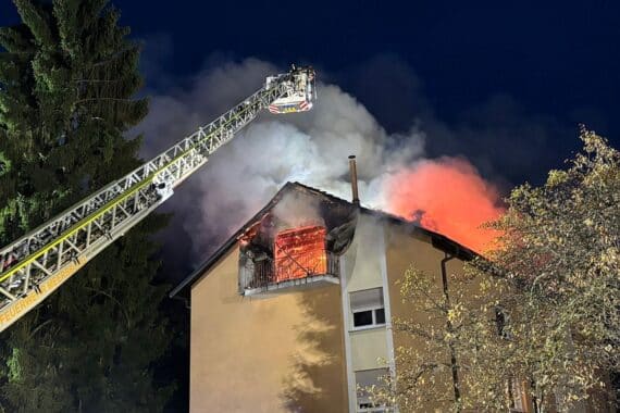 Dachstuhlbrand in Meersburg: Feuerwehr im Einsatz, zwei Verletzte, erheblicher Sachschaden.