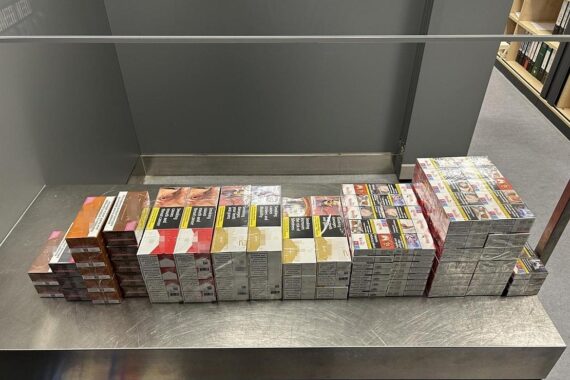 Zigarettenstapel, Zollbeamte, Reisende, Beschlagnahmung, Steuerhinterziehung, Lindau, Duty-Free.