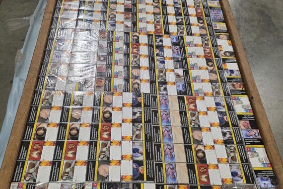 Zigarettenpakete versteckt in Tischplatte, Zollbeamte bei Kontrolle auf Autobahn A3 entdeckt.