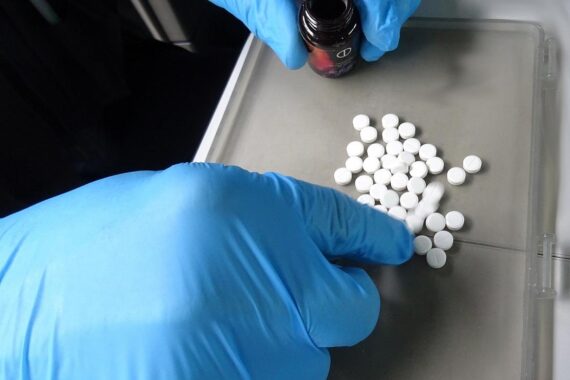 Zöllner prüfen Fahrzeug: verbotene Dopingmittel in Rucksack und Kofferraum sichergestellt.