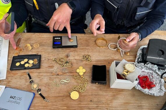 Zollbeamte beschlagnahmen unverzollten Goldschmuck und Zigaretten bei Reisenden an Bundesstraße 10.