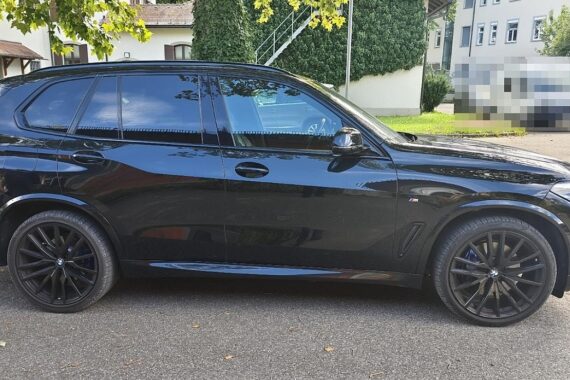 BMW X5 auf Autobahn beschlagnahmt, Fahrer kann Einfuhrabgaben nicht bezahlen. Ermittlungen laufen.
