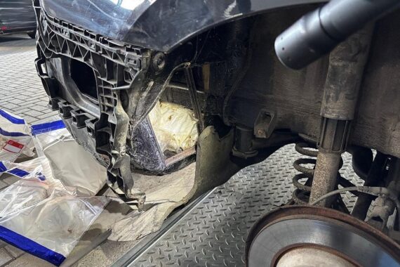 Zollhund Max durchsucht Auto, findet Drogenversteck mit 19 kg Amphetamin bei Oyten.