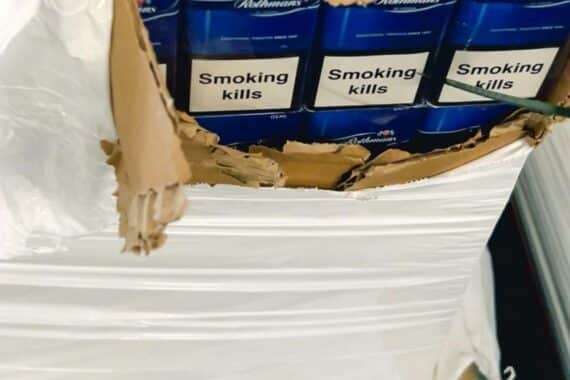 Aufgerissene Palette mit beschlagnahmten Zigaretten, Zollfahnder entdecken Schmuggel in Bremen.