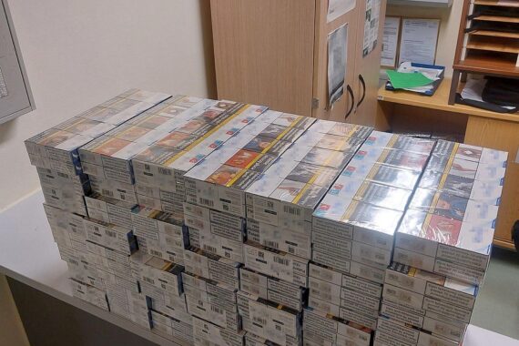 Zigarettenschmuggel aufgeflogen: Zollbeamte mit Zigaretten und Bargeld aus Kinderwagen.