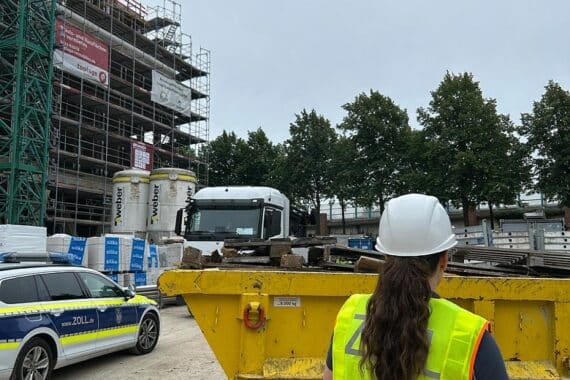 Zollbeamte kontrollieren Baustelle: Arbeitnehmerüberprüfung, Verstöße und illegale Beschäftigung entdeckt.