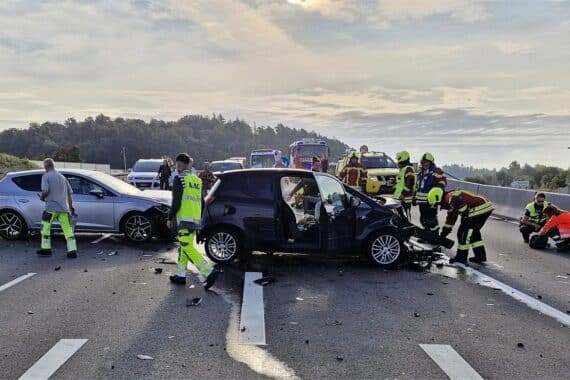 Feuerwehr und Abschleppdienst bergen verunfallte Fahrzeuge auf Bundesstraße 33 bei Reichenau.