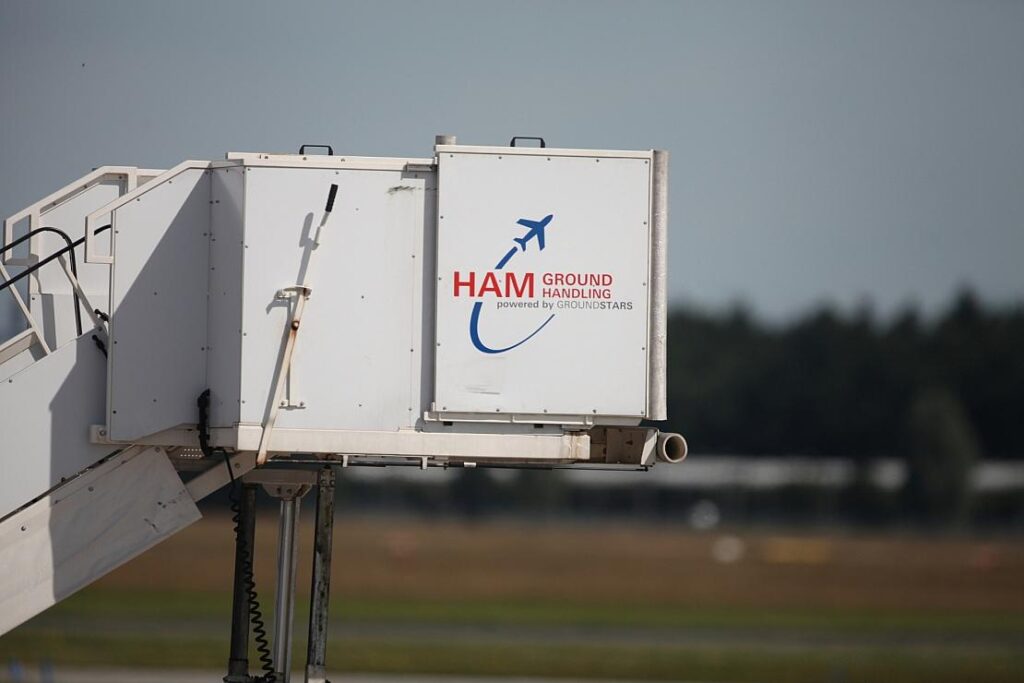 Zwei Reisende am Hamburger Flughafen wegen Haftbefehlen festgenommen