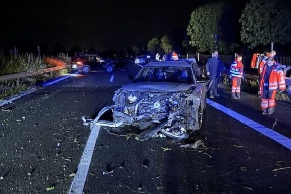 Ein Verkehrsunfall mit drei beschädigten Autos auf der Autobahn, Polizei und Feuerwehr im Einsatz.