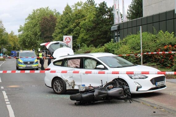 Verkehrsunfall mit Pkw und Motorrad, Verletzte, Rettungsdienst vor Ort in Bergisch Gladbach.