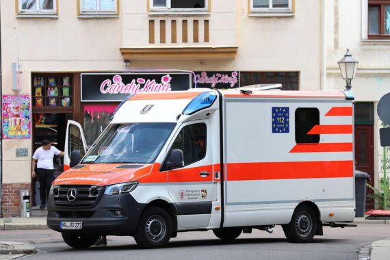 Zwei Rettungswagen vor einem Krankenhaus, symbolisch für schwere Verkehrsunfälle mit verletzten Fußgängern.