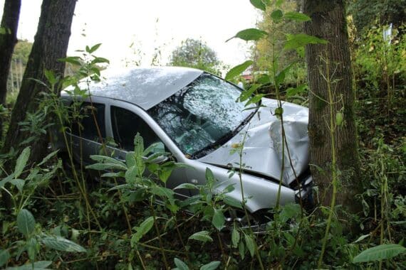 Ein verunfallter VW im Graben, umgeben von Polizei und Rettungsdienst, nach Unfall in Brombach.