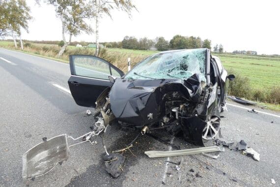 Verkehrsunfall auf der B495: zerstörte Fahrzeuge, Einsatzkräfte, traurige Stimmung und Unfallstelle.