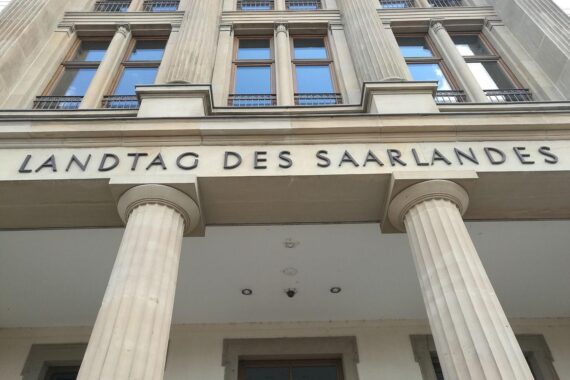 Landtag des Saarlandes mit Fokus auf wirtschaftliche Unterstützung für Unternehmen und Wachstum.