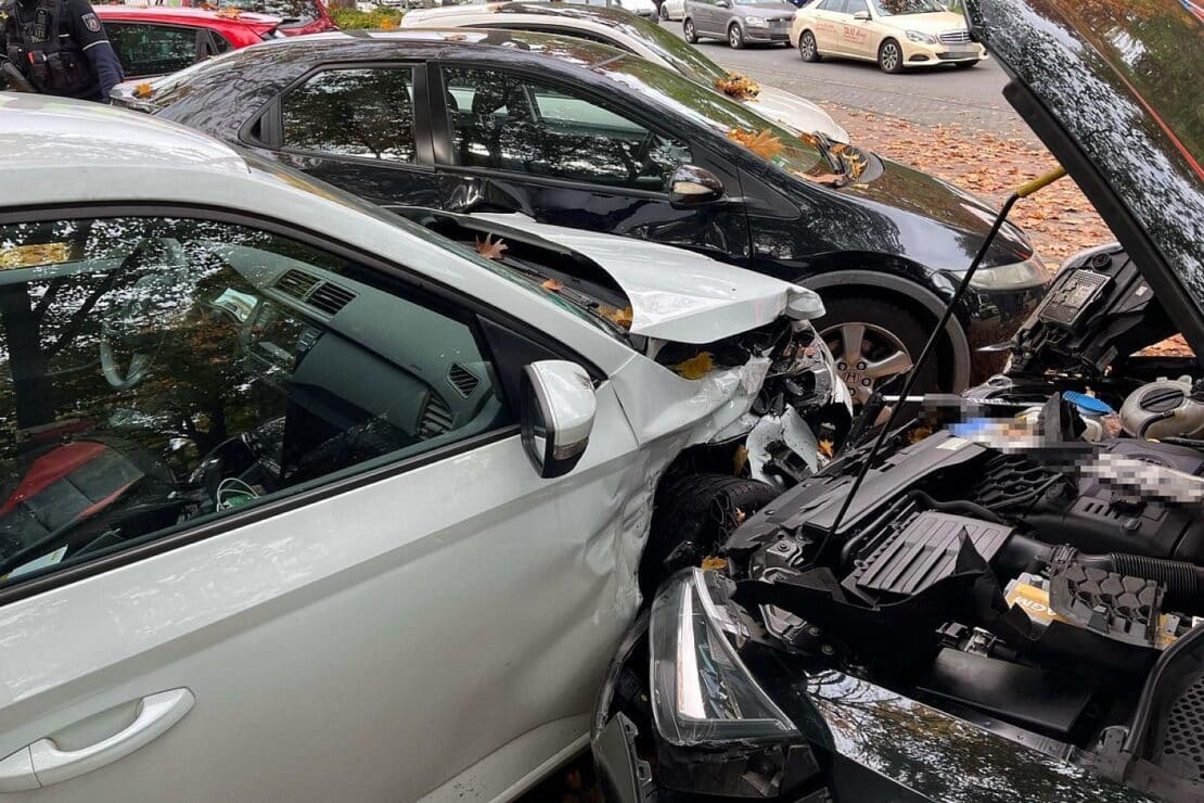 72-Jähriger verursacht mehrfachen Parkplatzunfall in Duisburg