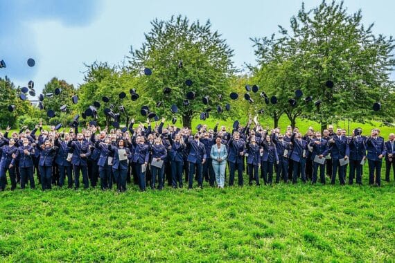 Ministerin überreicht Urkunden an erfolgreich abgeschlossene Anwärter im Justizvollzug von Baden-Württemberg.