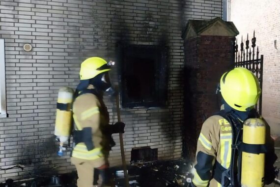 Rettung einer älteren Frau aus brennendem Wohnhaus durch die Feuerwehr mit Drehleiter.