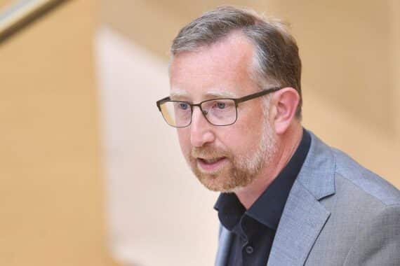 Politiker Andreas Winhart kritisiert verzögerte Haushaltsvorlage der bayerischen Staatsregierung.