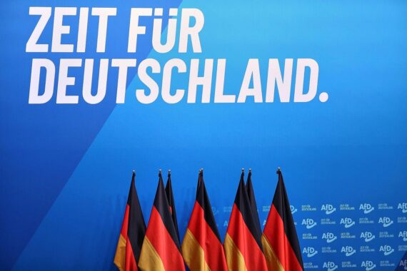 Äffige Protestdemonstration gegen AfD über Bundesmittel zur Schulsanierung und Infrastrukturinvestitionen.