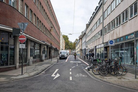 Radfahrer auf der Agrippastraße, neue Fahrradstraße, rote Begleitlinien, Ladezone, eingeschränkte Fahrzeuggeschwindigkeit.