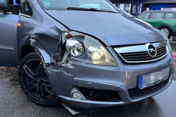 Unfall nach Trunkenheitsfahrt: Beschädigte Autos, Polizeifahrzeug und Trümmer auf der Straße.